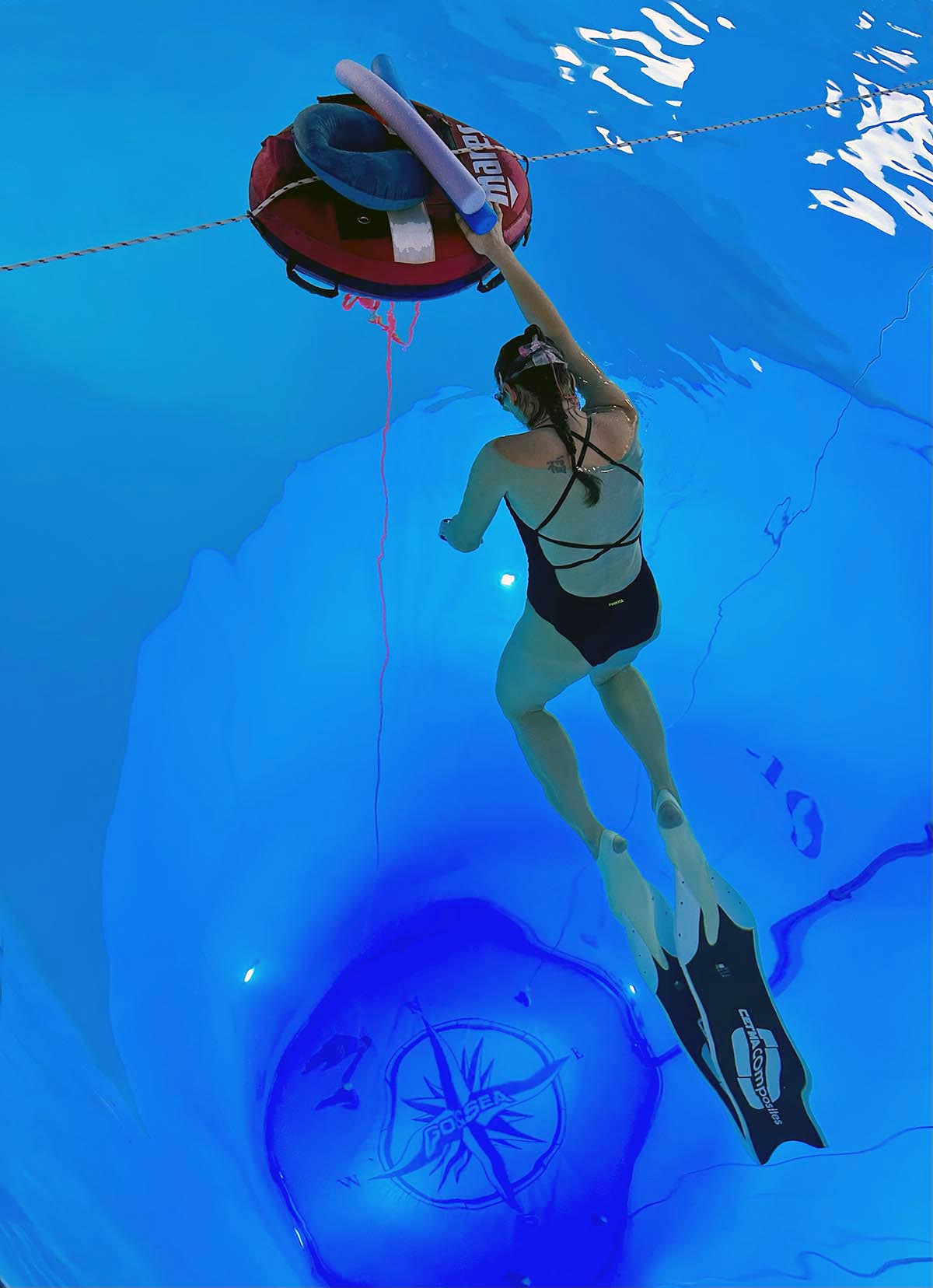 Alenka ARTNIK, première femme à plonger en apnée à 122 mètres de profondeur, est venue découvrir NEMO33 Genève.